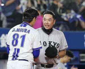 DeNA対巨人　試合後、DeNA三浦監督(左)と言葉を交わす巨人阿部監督(撮影･宮地輝)