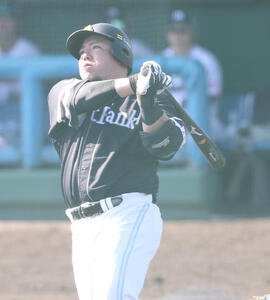 ヤクルト対ソフトバンク　8回表ソフトバンク2死一、二塁、山川は左越えに逆転となる3点本塁打を放つ(撮影･梅根麻紀)