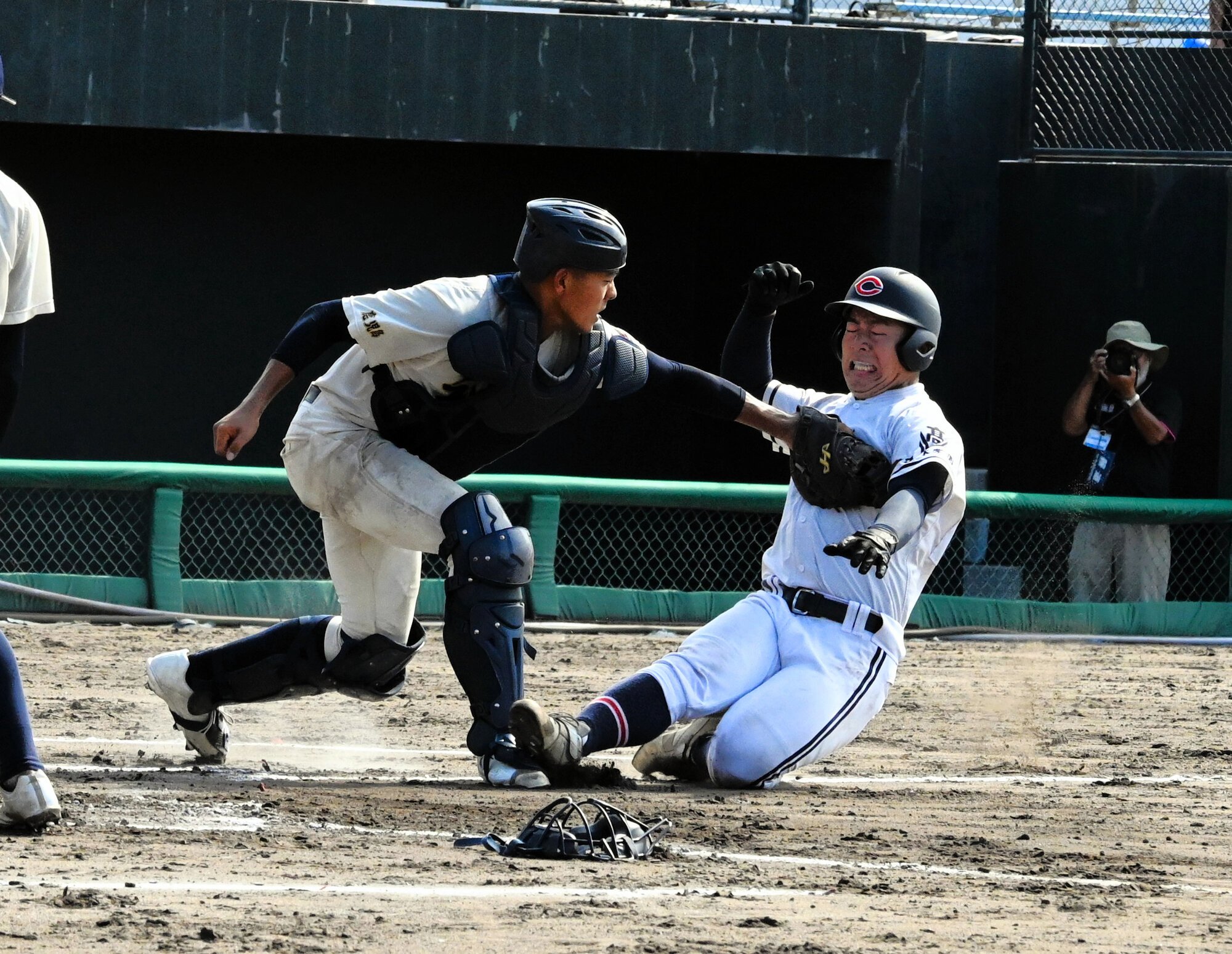 出水中央―神村学園　二回表出水中央、遊ゴロの間に西崎が本塁をつくがタッチアウト=2025年10月11日午前10時21分、平和リース、井潟克弘撮影
