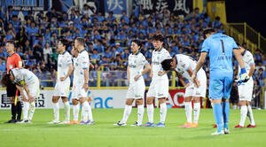 柏対川崎F　決勝進出を逃し、下を向く川崎Fイレブン(撮影･山本朝陽)