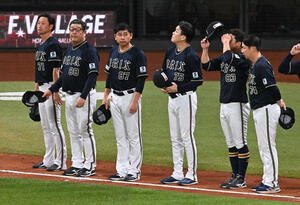 日本ハム対オリックス　試合後のあいさつで整列するオリックス岸田監督(左)ら(撮影･滝沢徹郎)