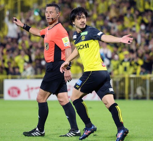 柏対川崎F　後半、ゴールを決め自陣へ走りだす柏仲間(右)(撮影･山本朝陽)