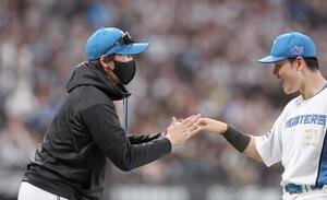 日本ハム対オリックス　試合後、清宮幸からウイニングボールを受け取る新庄監督(撮影･黒川智章)