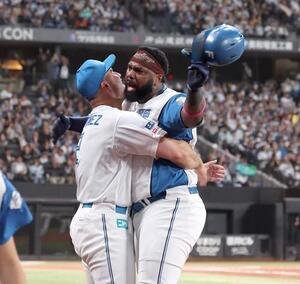 日本ハム対オリックス　8回裏日本ハム2死一、二塁、右前2点適時打を放ったレイエス(右)はマルティネスと抱き合う(撮影･黒川智章)