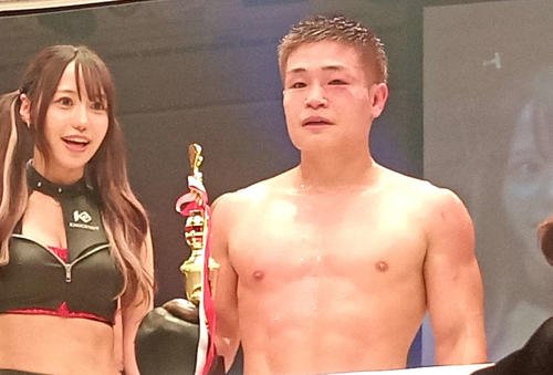 キックをまじえた新スタイルで勝利した中島玲