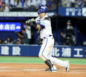 DeNA対巨人　11回裏DeNA2死一、三塁、蝦名はサヨナラ適時打を放つ(撮影･浅見桂子)