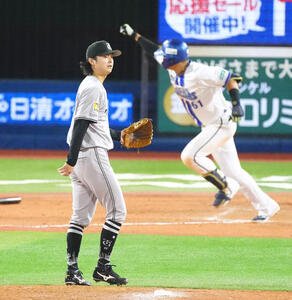 DeNA対巨人　11回裏DeNA2死一、三塁、蝦名(後方)にサヨナラ適時打を浴びる田中瑛(撮影･江口和貴)
