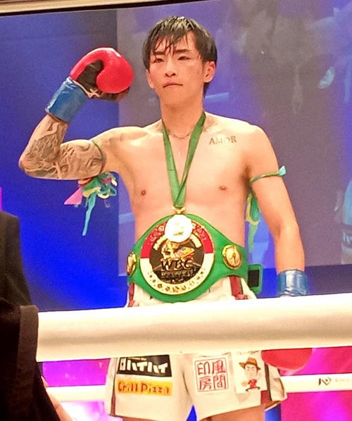 WBCムエタイ日本王座のベルトを巻いた壱･センチャイジム