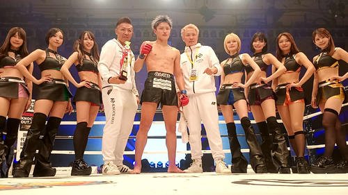 KNOCK OUTガールズに囲まれる久井大夢(中央)、久井の右隣が父でトレーナーの淳平氏