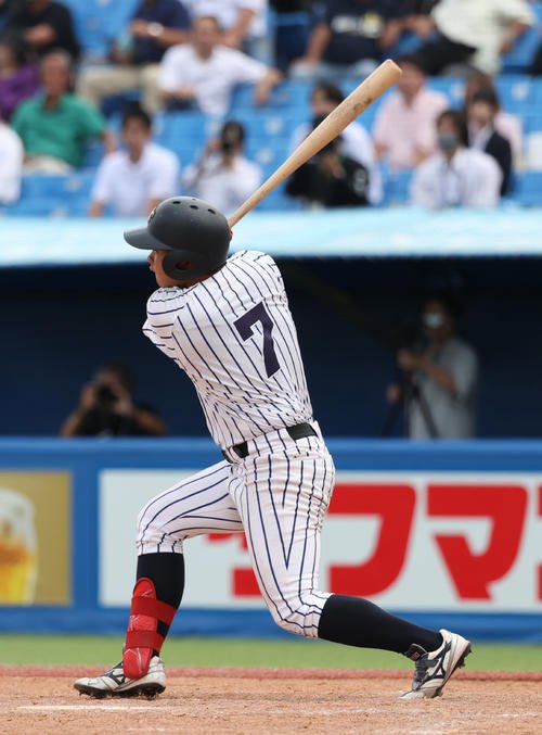 東大対立大　5回裏立大1死一塁、山形は右越えに本塁打を放つ(撮影･柴田隆二)
