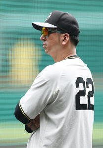 練習を見守る阪神藤川監督(撮影･前田充)