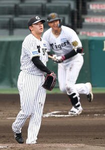 シート打撃で大山(右)を打ち取る阪神門別(撮影･前田充)