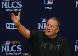 ナ･リーグ優勝決定シリーズ　前日会見で日本メディアの名前を一人一人に伺うブルワーズ･マーフィー監督(撮影･菅敏)