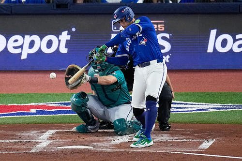 1回、ブルージェイズ1番スプリンガーが先頭打者本塁打を放つ(AP)