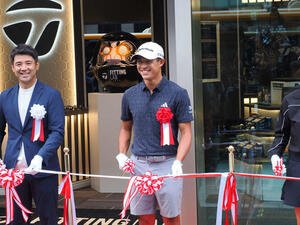 テーラーメイド･フィッティングラボのオープニングイベントに登場し、笑顔を見せるコリン･モリカワ