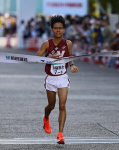 2位でゴールする早大アンカーの工藤(撮影･藤尾明華)