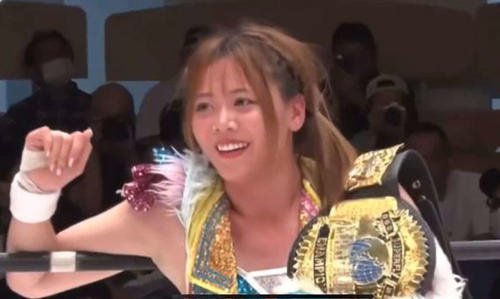 試合後、山岡聖怜に語りかけた岩谷麻優(WRESTLE UNIVERSE公式Xから)