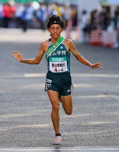 7位でゴールする青学大アンカーの黒田(撮影･藤尾明華)