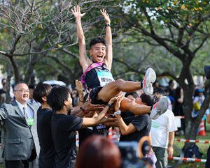 優勝し、胴上げされる国学院大アンカーの上原(撮影･藤尾明華)