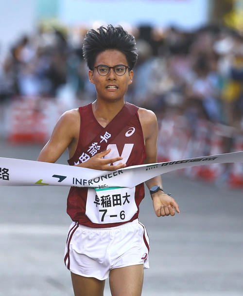 2位でゴールする早大アンカーの工藤(撮影･藤尾明華)