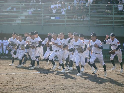東北対日大山形　校歌を歌い駆け出す東北ナイン(撮影･高橋香奈)