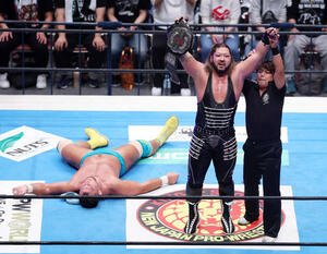 NEVER無差別級選手権試合　ボルチン･オレッグ(左)から勝利したEVIL(撮影･鈴木正人)