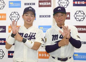 法大対明大　6連勝のポーズする明大･榊原(左)と戸塚監督(撮影･柴田隆二)