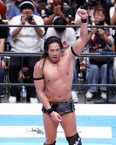 IWGPヘビー級選手権試合　ザック･セイバーJr.から勝利しガッツポーズするKONOSUKE TAKESHITA(撮影･鈴木正人)