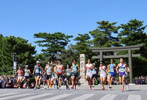 出雲大社正面鳥居前をスタートする選手たち(撮影･藤尾明華)