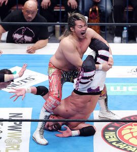 NJPW WORLD認定TV選手権　エル･ファンタズモ(下)を攻める棚橋弘至(撮影･鈴木正人)
