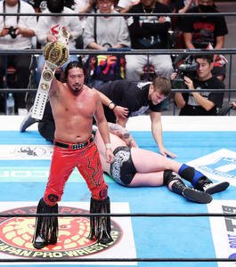 IWGP GLOBALヘビー級選手権試合　ゲイブ･キッド(右)から勝利した辻陽太(撮影･鈴木正人)
