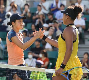 試合後に大坂なおみ(右)と握手する園部八奏