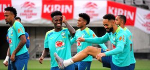 試合会場で練習したFWビニシウス(左から2人目)らブラジル代表