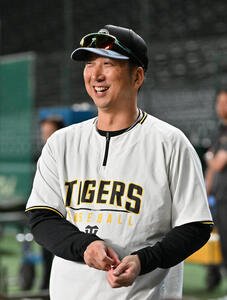 練習の合間に笑顔を見せる阪神藤川監督(撮影･石井愛子)