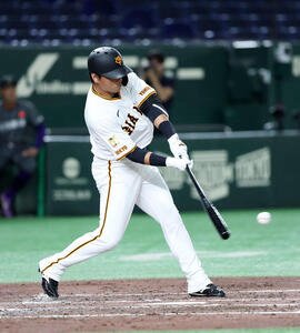 7日、ヤマハとの練習試合で左翼線二塁打を放つ巨人長野