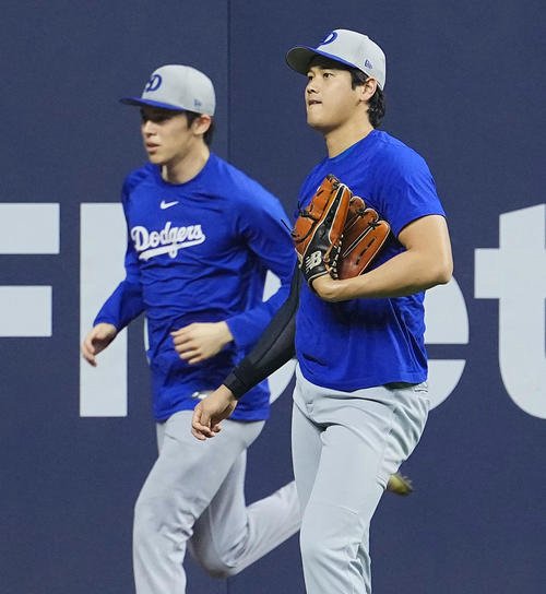 ナ･リーグ優勝決定シリーズ前日練習　調整するドジャース大谷と佐々木(左)(撮影･菅敏)