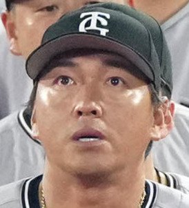 12日の試合後、巨人ファンにあいさつへ向かう長野(撮影･江口和貴)