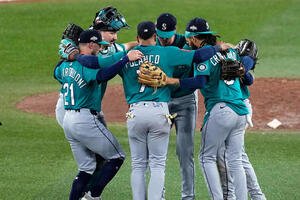 ブルージェイズに連勝したマリナーズの選手たちは喜びを分かち合う(AP)