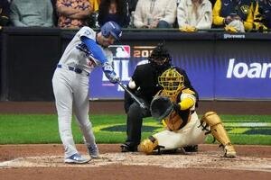 6回、先制ソロ本塁打を放つドジャース･フリーマン(AP)