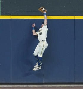 ブルワーズ対ドジャース　4回表ドジャース1死満塁、マンシーの打球に飛びつくフリリック(撮影･菅敏)