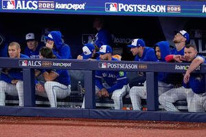 9回、試合を見守るブルージェイズのベンチ(AP)