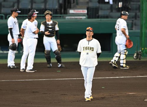 2025年10月13日、シート打撃でマウンドに歩み寄る阪神藤川監督(撮影･和賀正仁)
