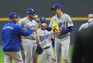 ブルワーズ対ドジャース　9回裏ブルワーズ2死一、三塁、ロバーツ監督(左)にボールを手渡し降板する佐々木(撮影･菅敏)