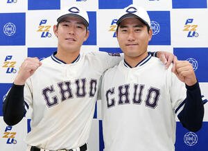 中大対駒大　駒大に勝利し会見でガッツポーズをする中大･皆川(左)と岩城(撮影･小島史椰)