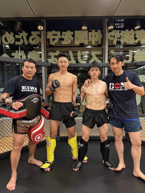 所属ジム内にケージを設置してもらった吉成名高(右から2人目)と吉成士門(同3人目)、右端は中川夏生会長(吉成名高のXから)