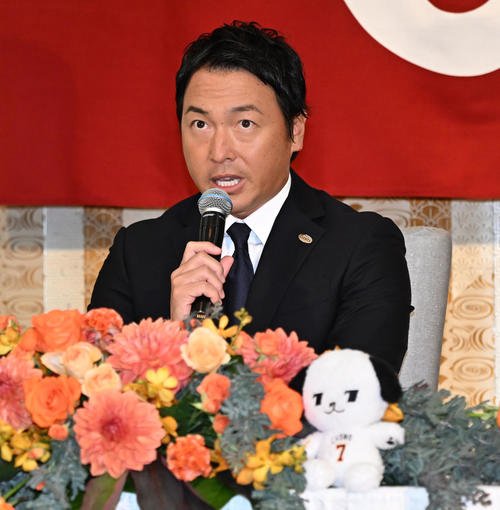 現役引退の記者会見をする巨人長野外野手(撮影･千葉一成)