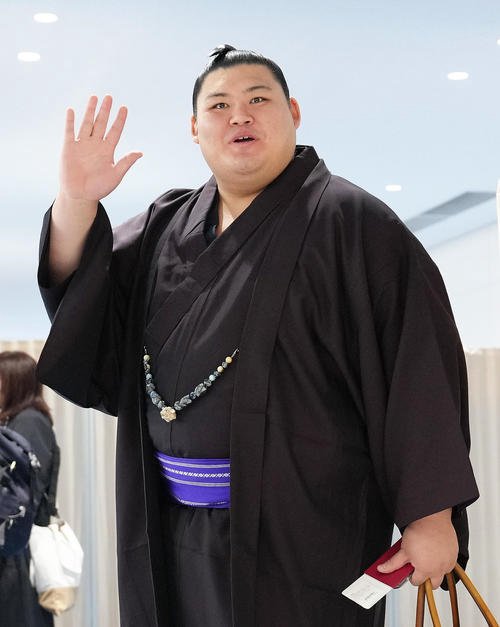 2025年10月11日、大相撲ロンドン公演へ向け羽田空港から出発する大の里(撮影･足立雅史)