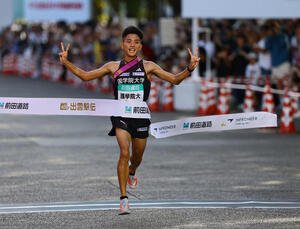 優勝のゴールテープを切る国学院大アンカーの上原(撮影･藤尾明華)