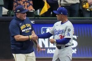 試合前に握手を交わしたブルワーズのマーフィー監督(左)とドジャースのロバーツ監督 (AP)