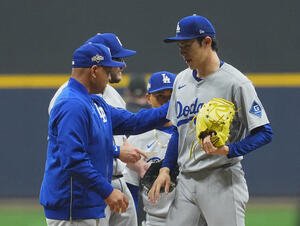 ブルワーズ対ドジャース　9回裏ブルワーズ2死一、三塁、ロバーツ監督(左)にボールを手渡し降板する佐々木(撮影･菅敏)